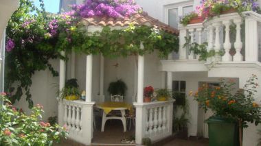 Apartments Ksenija - with garden & BBQ: SA1(2+1), SA2(2+1), SA3(2+1), A4(2+2), A5(2+2) Vodice - Riviera Sibenik 