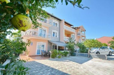 Apartments Goga - with free parking A1(2+2), A2(2+1), A3(2+2), A4(2+1) Vodice - Riviera Sibenik 