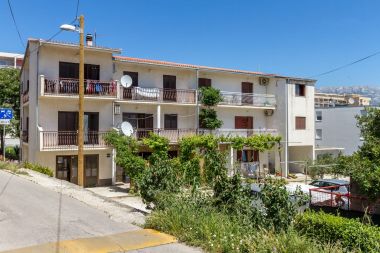 Apartments Jurica - 300 m from sea: A1 Lea(2+1), A2 Roko(2+1) Split - Riviera Split 