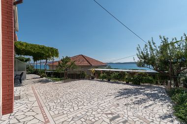 Apartments Vin - 40 m from sea: A1 (4+1), A2 (2+2), A3 (2+2) Seget Donji - Riviera Trogir 