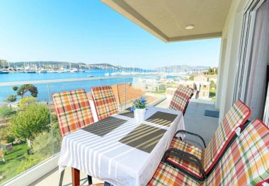 Apartments Iva - great view: A1(4) Seget Donji - Riviera Trogir 