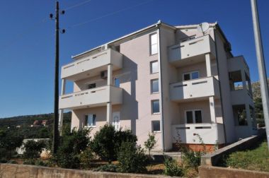 Apartments Žar - free parking A1(4+1), A2(2+2), A3(2+2), A4(4+1) Seget Vranjica - Riviera Trogir 