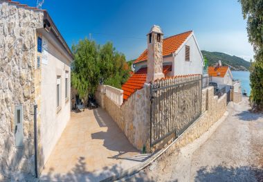 Holiday home Cosy Home - 50 m from beach: H(4+1) Sevid - Riviera Trogir  - Croatia