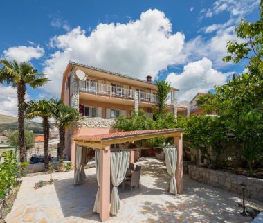 Apartments Dora - with nice courtyard: A1(4), SA2(3) Trogir - Riviera Trogir 
