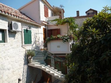 Apartments and rooms Jare - in old town R1 zelena(2), A2 gornji (2+2) Trogir - Riviera Trogir 