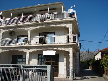Apartments Tone - spacious and comfortable: A1 zuti(5+2), A2 plavi(5+2) Trogir - Riviera Trogir 