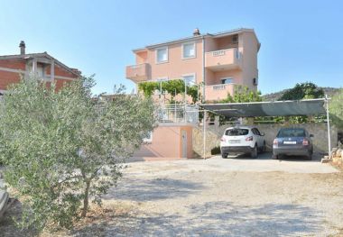 Apartments Josi - 150 m from sea: A1(4+1), A2(4+1), A4(4+1) Vinisce - Riviera Trogir 