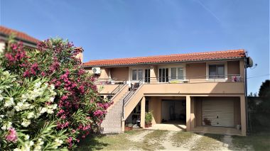 Apartments Remi - 300 m from sea: A1(4+2), A2(2+2), A3(2+2) Nin - Zadar riviera 