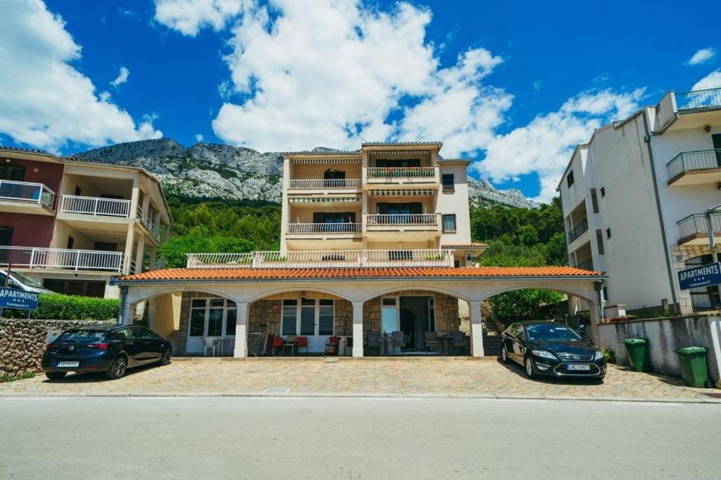Apartments Nada - close to the sea and sea view A1(6), A2(4+1) Brela - Riviera Makarska 